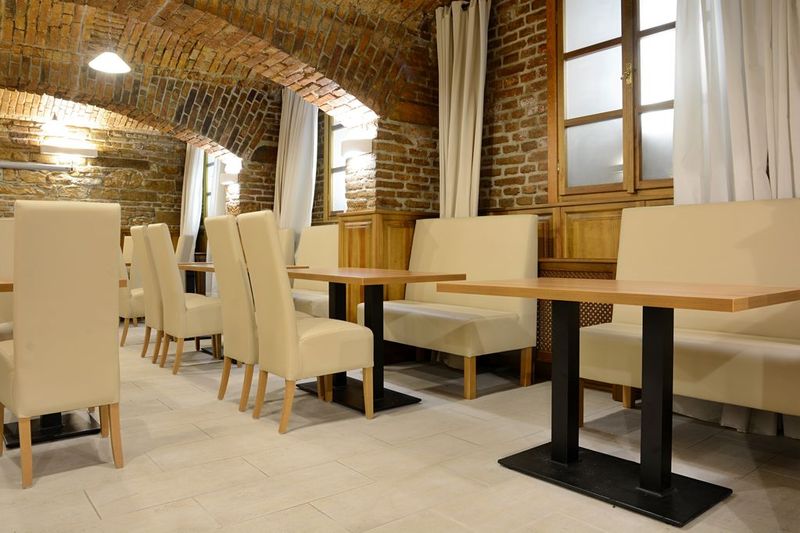 Restaurační lavice čalouněné a čalouněné židle